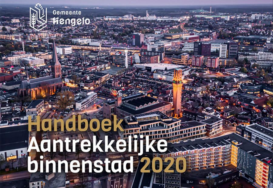 Dit is de cover van het handboek aantrekkelijke binnenstad 2020. Op de achtergrond een grote afbeelding van de stad