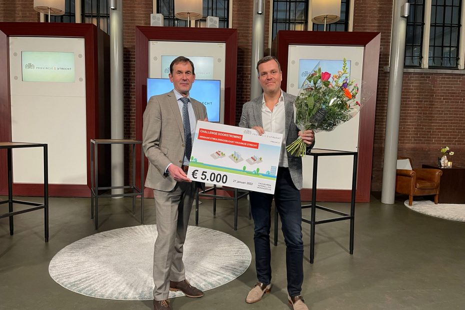 Ludan Schmid neemt namens Tellers & Benoemers de cheque in ontvangst van gedeputeerde Rob van Muilekom van de provincie Utrecht.